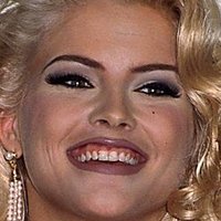 Анна Никол Смит Голи