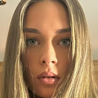 Очарователна Ема Голи