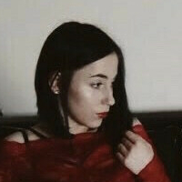 Мечтателна брюнетка Голи