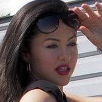 Лина Пърл Голи