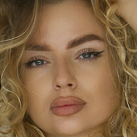 Мис Лилиан Голи